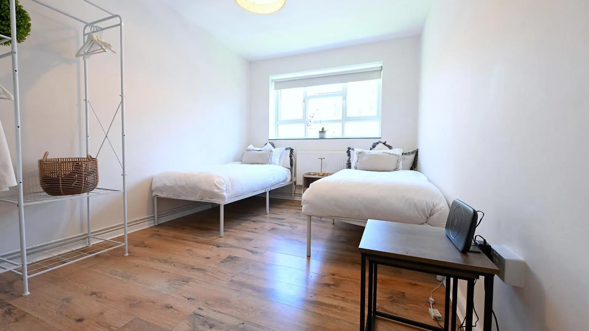 Central City 3 Minutes To Tower Of London Trendy Shoreditch Recently Refurbished 3 Bedrooms Sleeps 8 0*,  United Kingdom