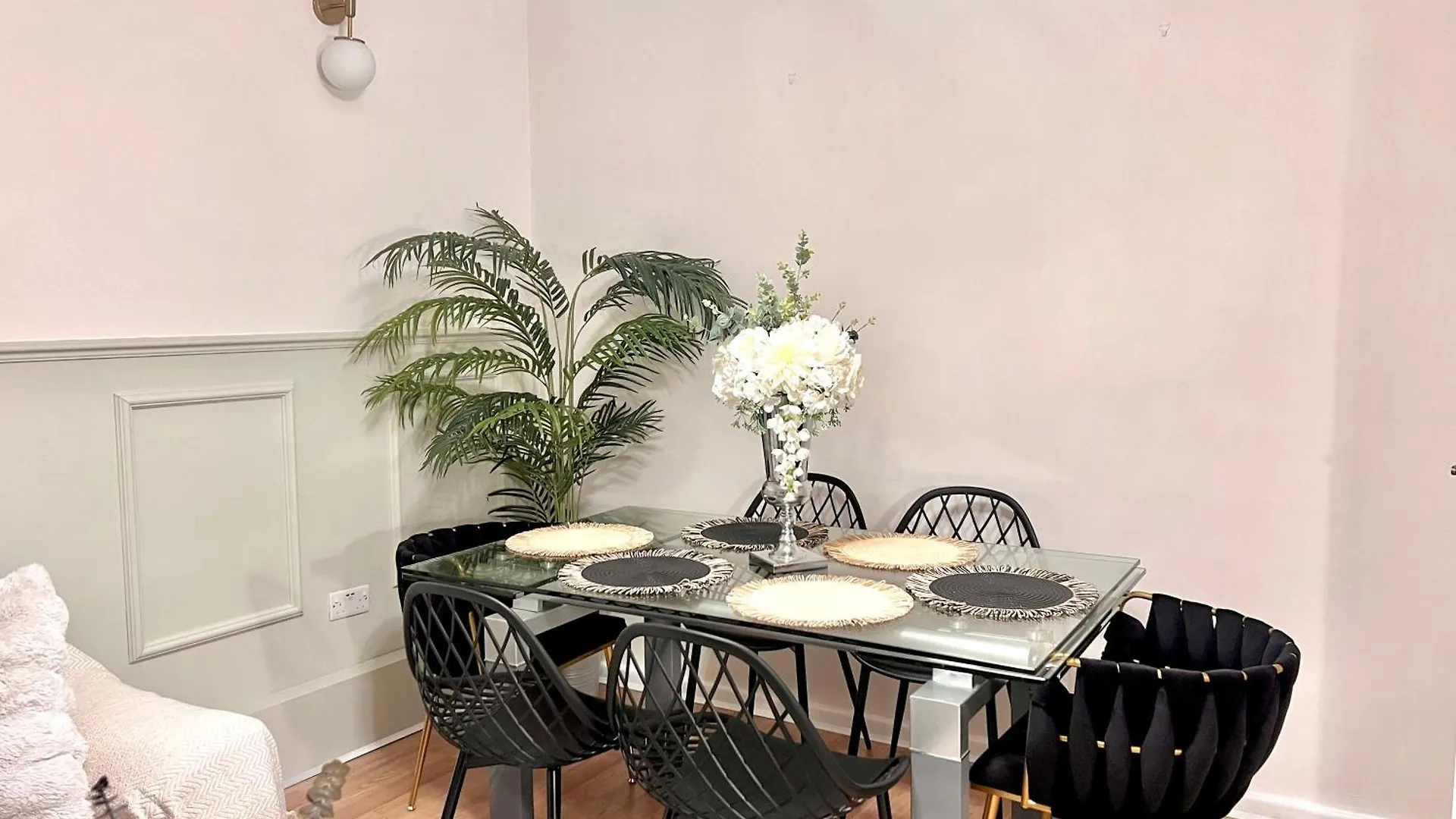Central City 3 Minutes To Tower Of London Trendy Shoreditch Recently Refurbished 3 Bedrooms Sleeps 8 0*,  Reino Unido
